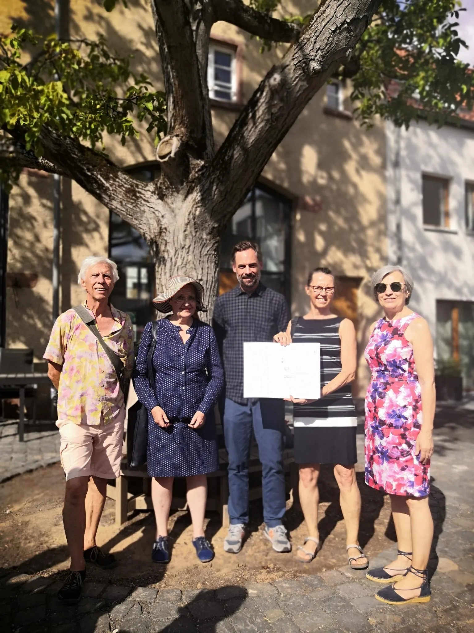 Gruppenbild mit Urkunde