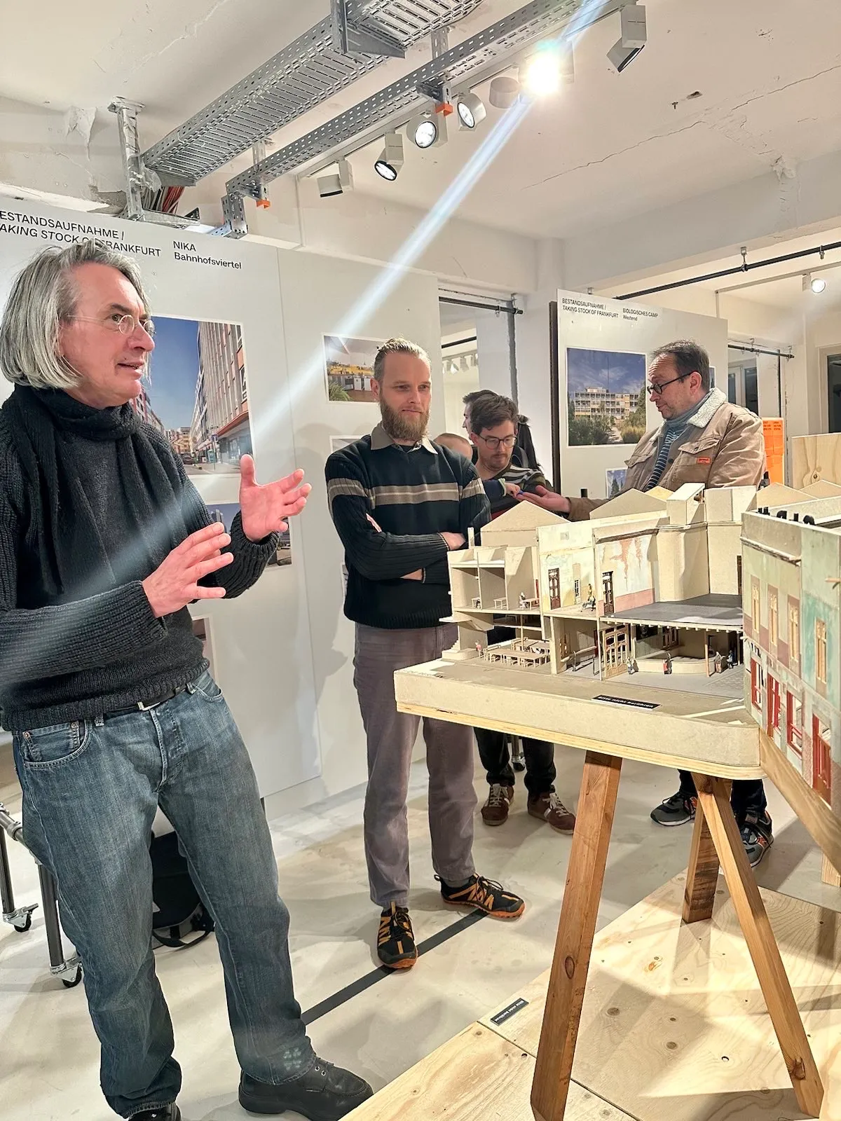 Yorck Förster vom Deutschen Architekturmuseum erklärt anhand eines Modells das Bauen im Bestand