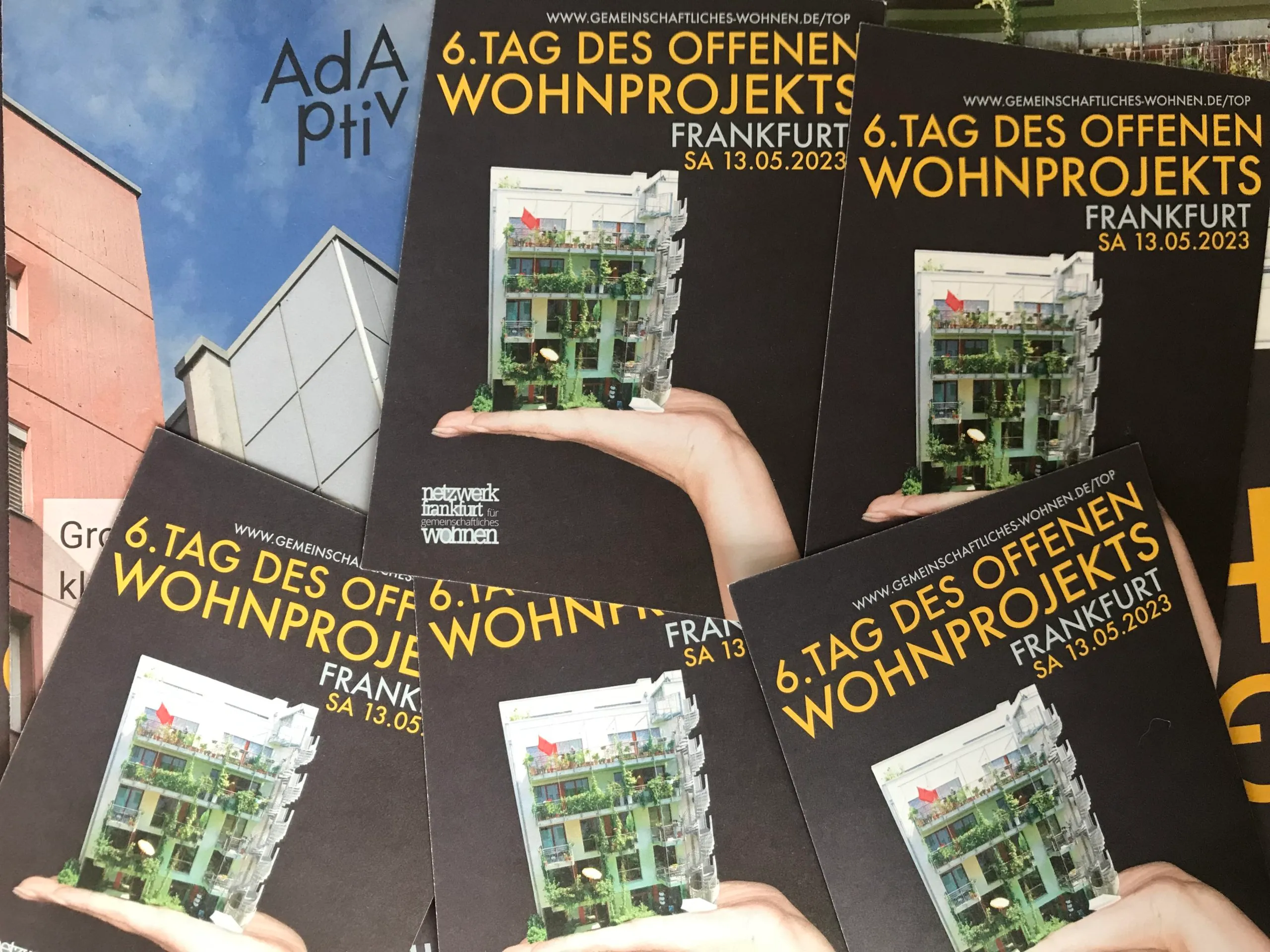 Mehrere Flyer für den 6. Tag des offenen Wohnprojekts und von AdAptiv.