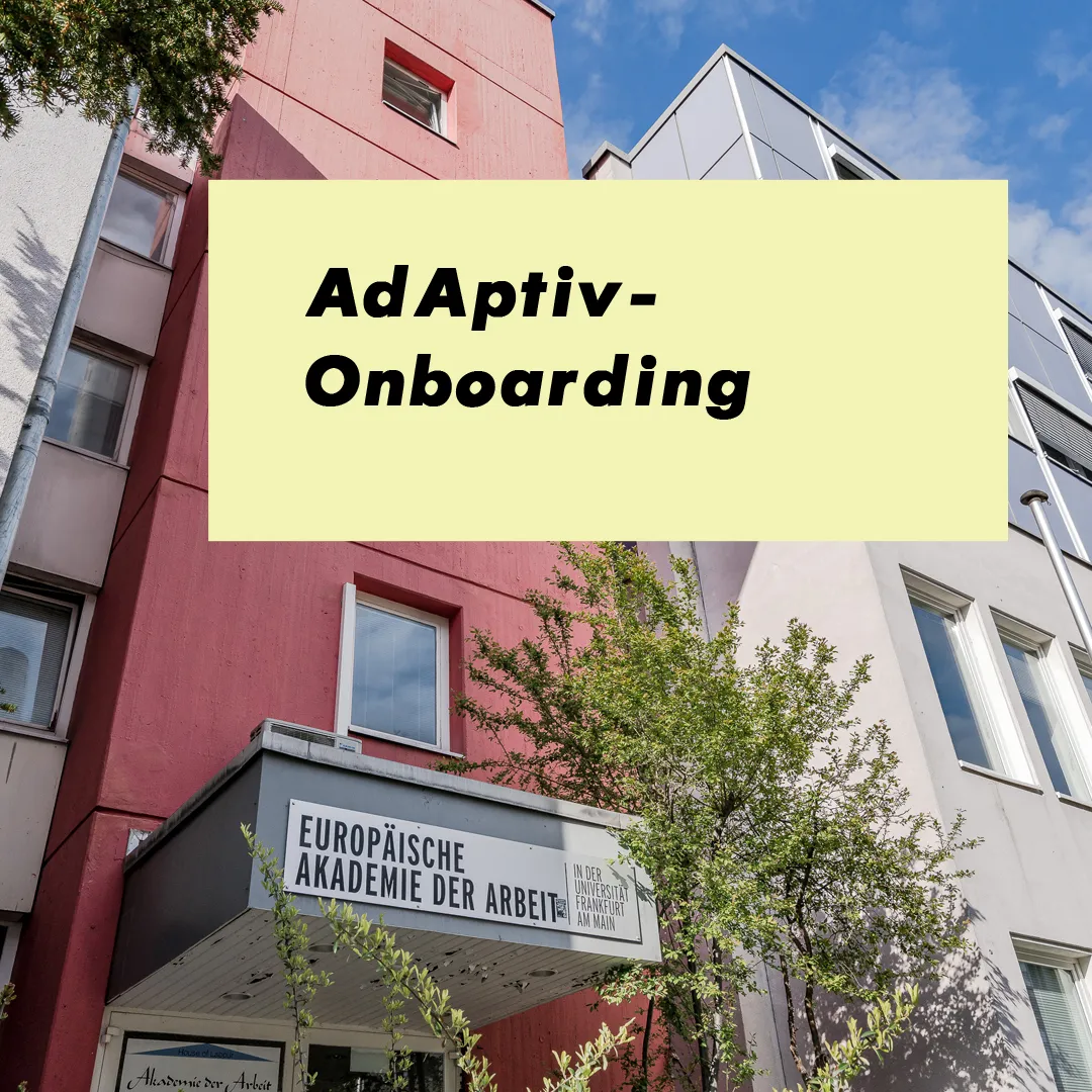 Ein Foto vom Gebäude der "Europäischen Akadmie der Arbeit" vor blauem Himmel. Darüber ist der Schriftzug "Adaptiv Onboarding" gelegt