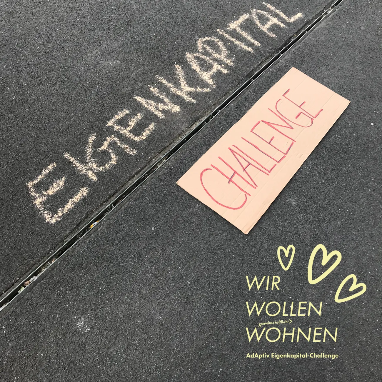 Das Wort "EIGENKAPITAL", mit Straßenkreide auf den Asphalt geschrieben, darunter eine Linie und ein Pappschild mit der Aufschrift "CHALLENGE". Über das Foto ist der Slogan "Wir wollen wohnen" gelegt, dekoriert mit mehreren Herzchen.