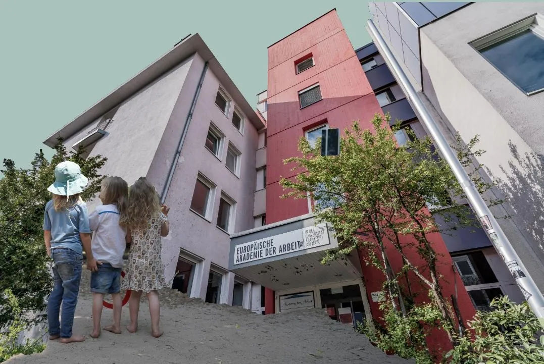 Fotomontage: drei Kinder stehen auf einem Sandhaufen vor dem Gebäude der AdA